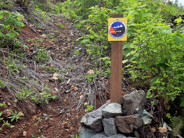 Runners-signpost-between-Parsons-Cr-bridge-and-Bamfield-Main.